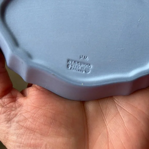 Mini Blue & White Wedgewood Cherub Trinket Dish - Picture 3 of 5